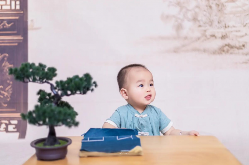 文昌怀孕肚子中间凹两边凸